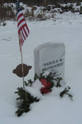 Group removes wreaths at season's end Veterans’ graves at the Northern New Jersey Memorial Cemetery were decorated for Christmas with wreaths provided by Wreaths Across America.