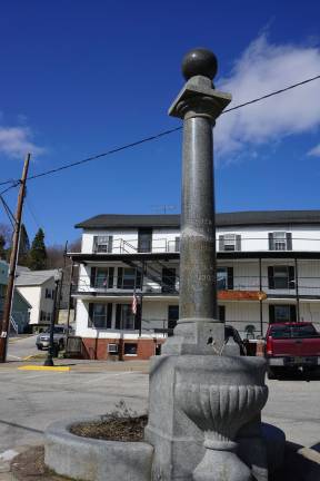 Photos by Vera Olinski The Martin foundtain still stands in Fountain Square with its column and cap.