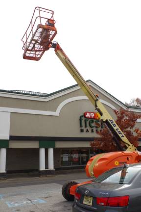 Area A&P stores to rebrand as Acme Two powered lifts rest in the parking lot of the Vernon A&P. They will soon be used to rebrand the store to an Acme supermarket.