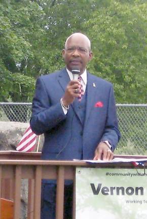 Vernon Mayor Howard Burrell takes the podium to deliver a 9/11 remembrance speech (Photo by Janet Redyke)
