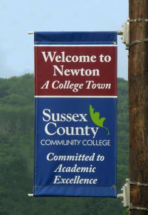 New banners show town, college partnership