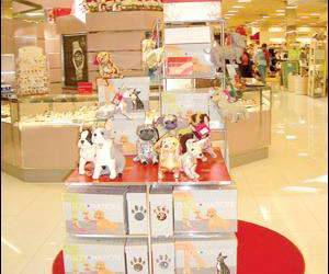 Local Designer S Dog Handbags Go National