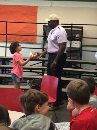 Former Giant visits Lounsberry Hollow