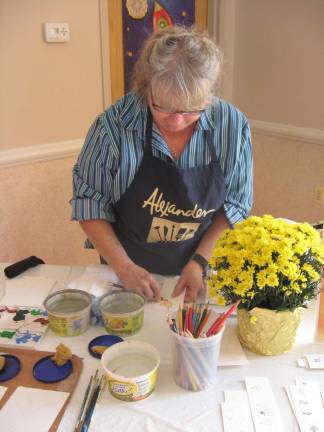 Kathy Sojka demonstrates art therapy.