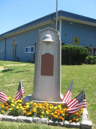 PHOTO BY JANET REDYKEThis memorial honors the people of Vernon and was dedicated on July 4, 1976, the Bicentennial Year.