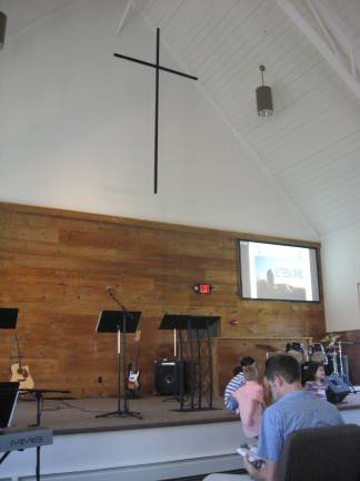 Church moves into new home PHOTOS BY JANET REDYKE Highlands Bible Church has taken up residence in the newly refurbished St. Thomas Episcopal Church.