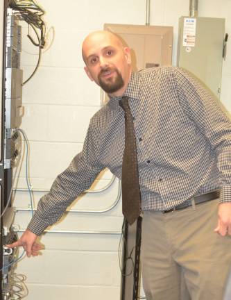 PHOTOS BY TERESA SELLINGER Instructor Dan yardley points out the data center systems.