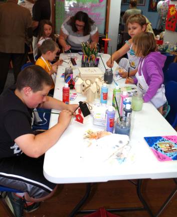 The visiting children had a chance to paint in the academy&#xfe;&#xc4;&#xf4;s main studio room.
