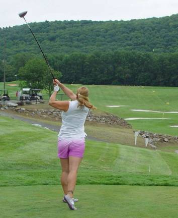 Big Bear Golf Club hosts BIG Friday 2016 Lady’s Overall Division 2nd place winner Donna Wallerius hits drive to qualify for the 2017 Championship