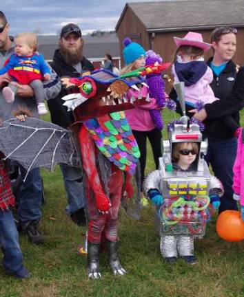 Heaven Hill Farm contest draws record crowd The Tobin family of Highland Lakes once again won top prizes for their original costumes created by their mother, Kerry, who also appears professionally as Pixie Pop the Clown. Sebastian, 3, won first place overall for his little robot costume and his brother Ozzie, 8, won second place overall for his dragon costume.