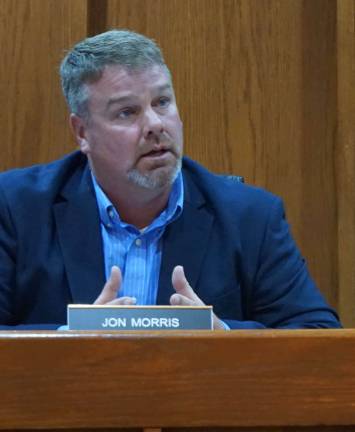 Lake Windsor residents air concerns Deputy Mayor Jon Morris explains the residents' complaints need to go through the Zoning Officer.