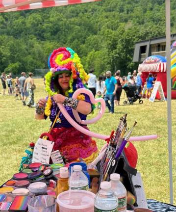 Kerry Tobin of Pixie Pop makes balloon figures for children.