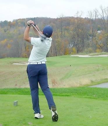 Dan Dessart, 16, hits his winning Men’s Champion tee shot on the par 5 11th hole.