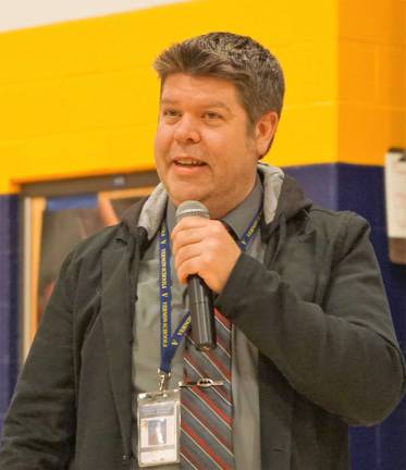 Vernon families learn about Internet safety Vernon Township District Chief Technology Officer Matthew Shea presents Digital Citizenship: the Good, the Bad, & Kittens.