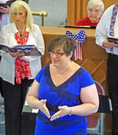 Choral Society holds concert Conductor Danielle Kastner welcomes the audience of over 100.