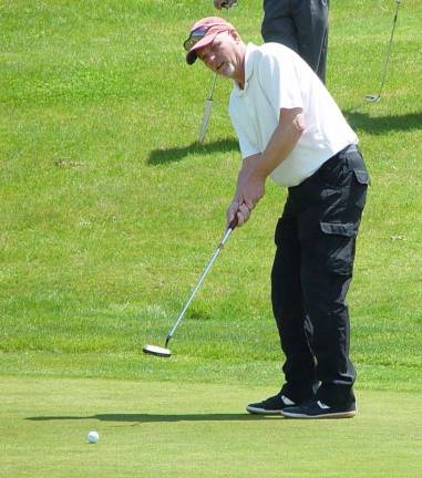 Putting Contest winner Pete DeGraaf shows great form in his first attempt. He sank the putt.