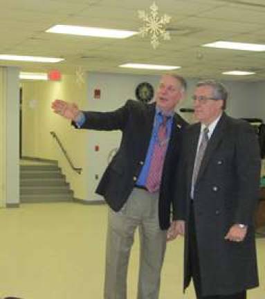 Juniors, seniors celebrate holidays Cedar Mountain Primary School Principal Dennis Jr. Mudrick speaks to Vernon Mayor Victor Marotta.
