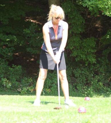One of last year&#xfe;&#xc4;&#xf4;s golfers intent upon her shot.