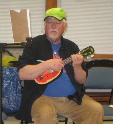 1096 Walt Houck strums his ukulele to &#xfe;&#xc4;&#xfa;When the Red, Red Robin.&#xfe;&#xc4;&#xf9;