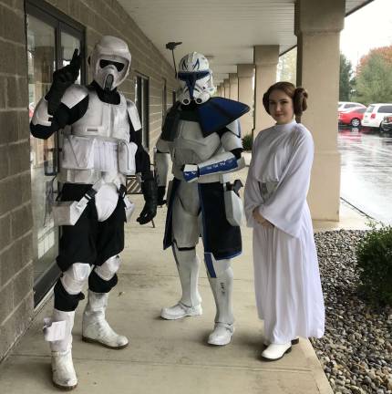 A stormtrooper, Clonetrooper Rex and Princess Leia stand outside Bob's Collectables.