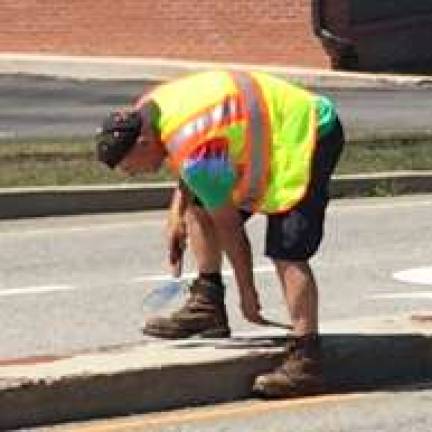 Runners club cleans up road