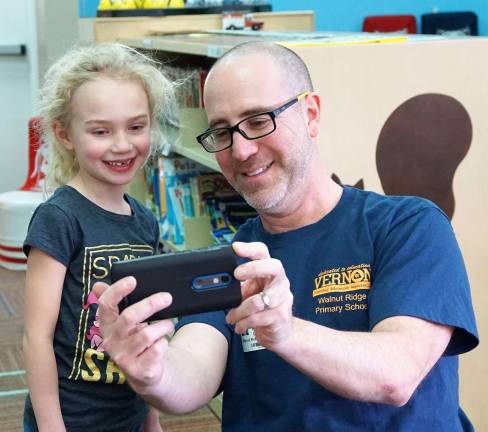 'Dedicated Dads' volunteer at Walnut Ridge PHOTOS BY VERA OLINSKI Dedicated Dad Gene Arnold takes a selfie to send to Uncle Mike.