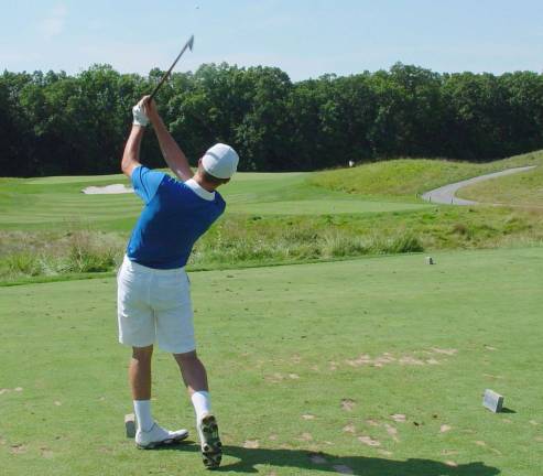 Kyle Lisa hits his closest to the pin winning tee shot using a vintage 1929 hickory stick golf club.