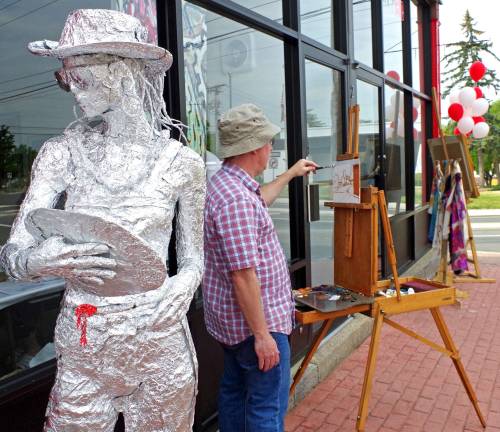 A life-sized sculpture by West Milford artist Oscar Beck greeted visitors as they arrived at the Art Etc Gallery&#xfe;&#xc4;&#xf4;s open house while Sparta-based painter Tim Maher worked &#xfe;&#xc4;&#xfa;en plein air&#xfe;&#xc4;&#xf9; capturing the uniqueness of downtown Hamburg with oil paints.