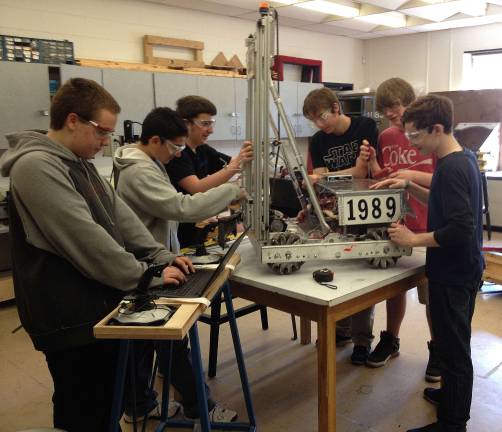 Vernon robotics team battles snow closings to finish robot Vernon robotics team battles snow closings to finish robot