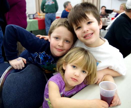 The Geisler siblings enjoyed cold drinks to help lighten the effects of their father&#xfe;&#xc4;&#xf4;s &#xfe;&#xc4;&#xfa;hottest&#xfe;&#xc4;&#xf9; chili. From the left are Austin, 8, Annelise, 4, and Lucas, 6.