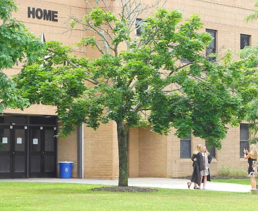 Students take one last picture in front of Wallkill Valley Regional High School. (Photo by Vera Olinsky)