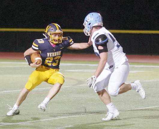 Vernon ball carrier Aden Moskovitz comes face to face with Sparta offensive lineman T.J. Hurley in the first quarter.