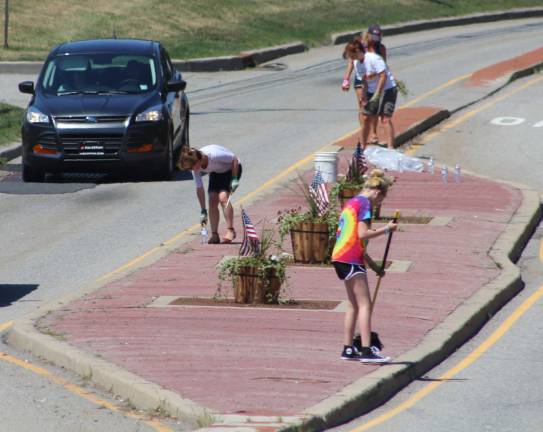 Runners club cleans up road