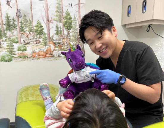 4 reasons why Sussex County parents are choosing Smile Hero Pediatric Dentistry Smile Hero’s Dr. Jackson Jeong uses a stuffed animal to show a patient proper bushing techniques.