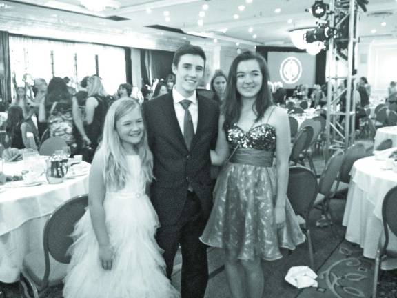 Stockholm child actor gets nomination Madeline Lupi, Austin Macdonald (presenter) and Abigail Lupi (sister) at YAA.