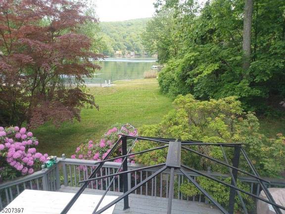 Unique lakeside house on Lake Wallkill