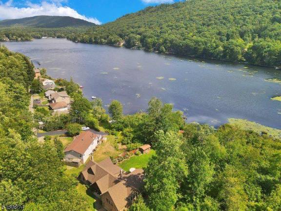 Lakefront gem is rustic and magnificent Lakefront gem is rustic and magnificent