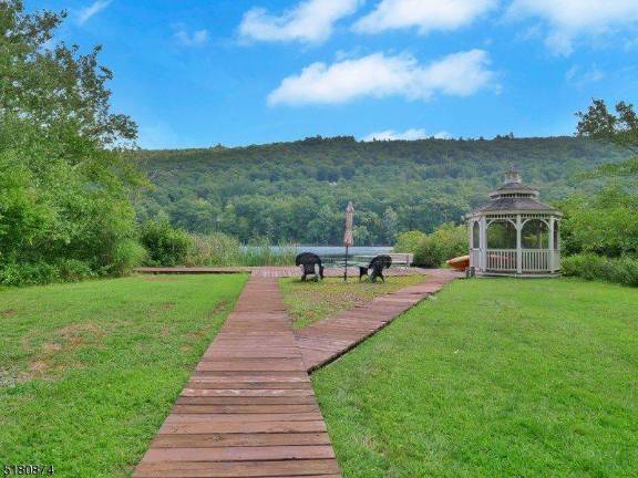 Lakefront gem is rustic and magnificent Lakefront gem is rustic and magnificent