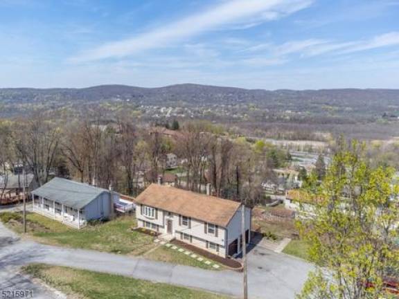 Turnkey bi-level in desirable neighborhood Turnkey bi-level in desirable neighborhood