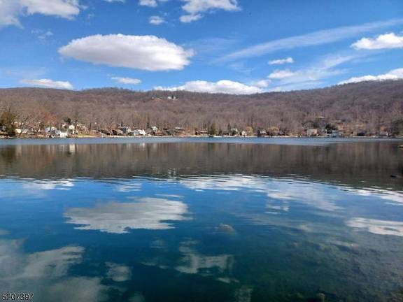 Unique lakeside house on Lake Wallkill