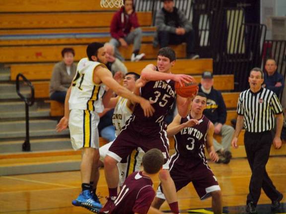 Newton routs Vernon, 72-44 Newton's Steven Kelly (35) gets a rebound. Kelly contributed 16 points.