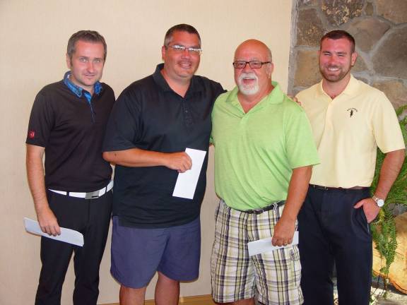 The team of the team of Robert Schelinck and Sean O&#xfe;&#xc4;&#xf4;Brien receive the winner&#xfe;&#xc4;&#xf4;s prize