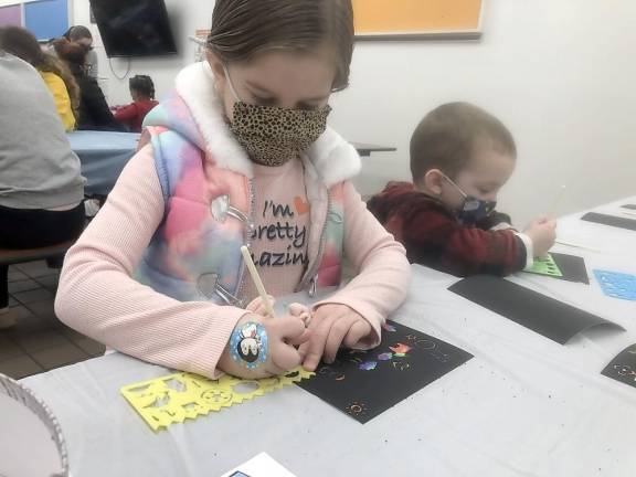 Students chill with friends at Cedar Mountain’s ‘Winter Wonderland’ Arts and crafts (Photo provided)