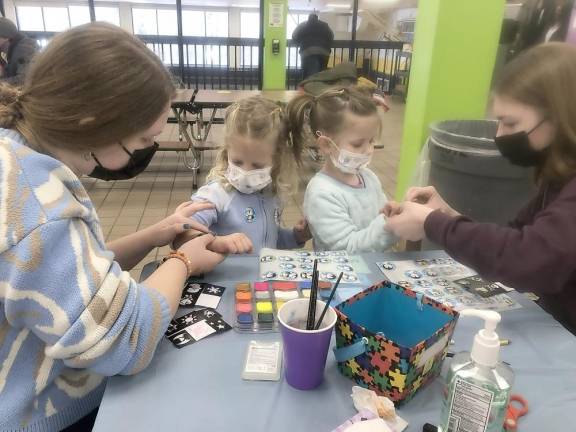 Students chill with friends at Cedar Mountain’s ‘Winter Wonderland’ Hand art/temporary tattoos (Photo provided)