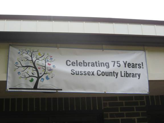 PHOTOS BY JANET REDYKE A banner hangs high and proud on the Dorothy Henry Library.