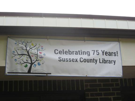 Library celebrates 75th anniversary PHOTOS BY JANET REDYKE A banner hangs high and proud on the Dorothy Henry Library.