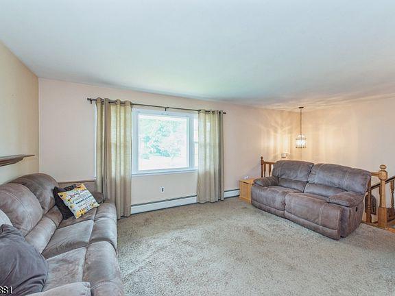 Bi-level bargain in Highland Lakes Bi-level bargain in Highland Lakes