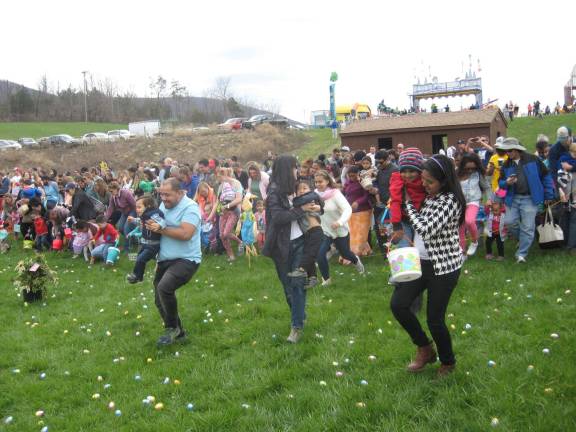 And they&#xfe;&#xc4;&#xf4;re off! The signal is given during the Heaven Hill Farm&#xfe;&#xc4;&#xf4;s 1:30 egg hunt as participants swarm the field.