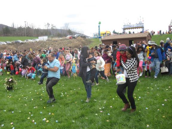 Heaven Hill Farm egg hunt draws hundreds And theyþÄôre off! The signal is given during the Heaven Hill FarmþÄôs 1:30 egg hunt as participants swarm the field.