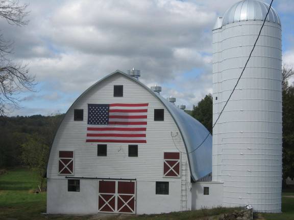 PHOTO BY JANET REDYKEA barn on Route 94 in Vernon received a facelift and a patriotic reminder.